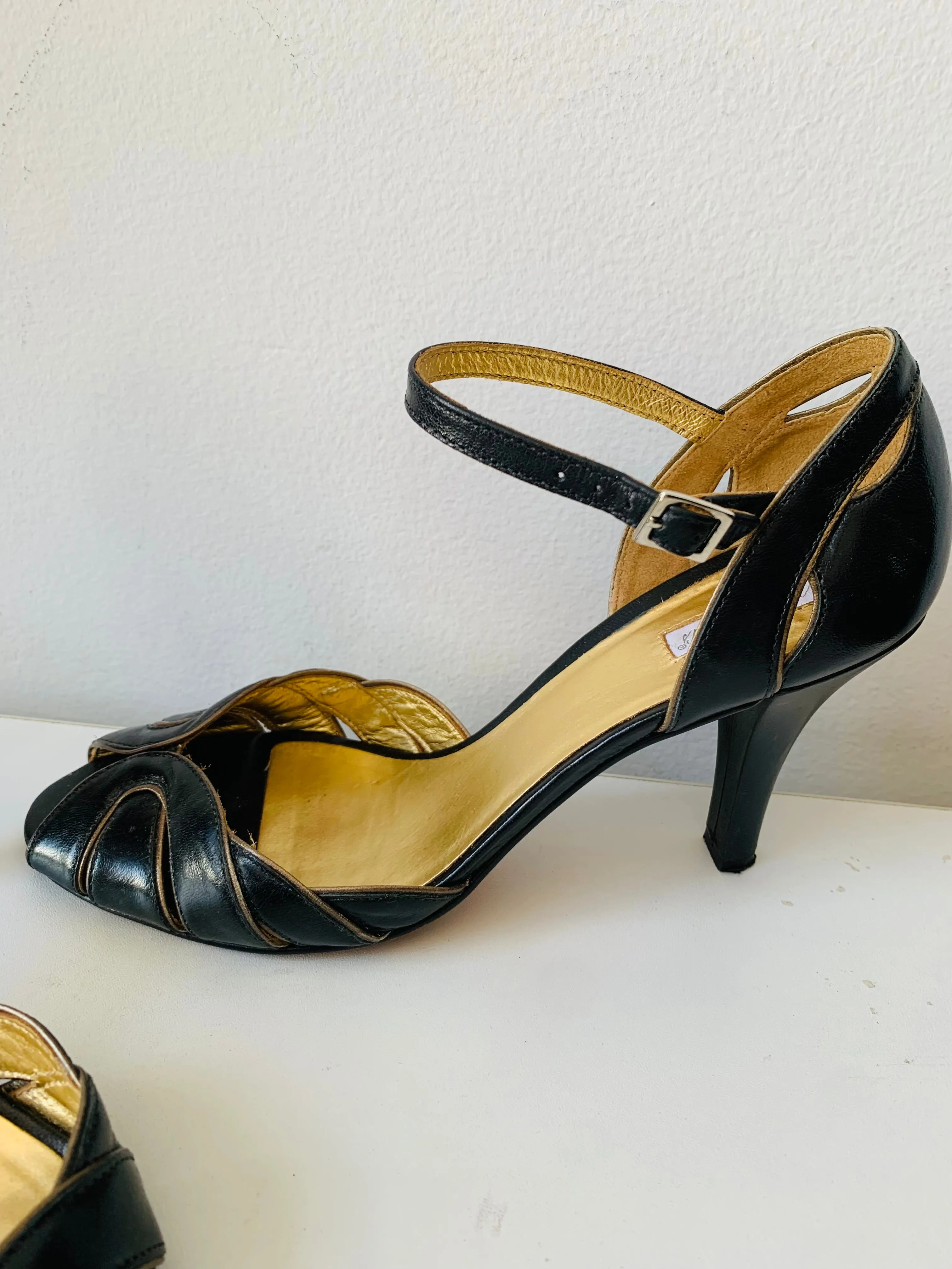 Vintage Marshall Fields Black Leather Peep Toe Pump Size 8